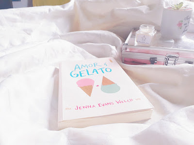 Um livro com uma capa relacionada ao verão - Amor e Gelato da autora Jenna Evans Welch .