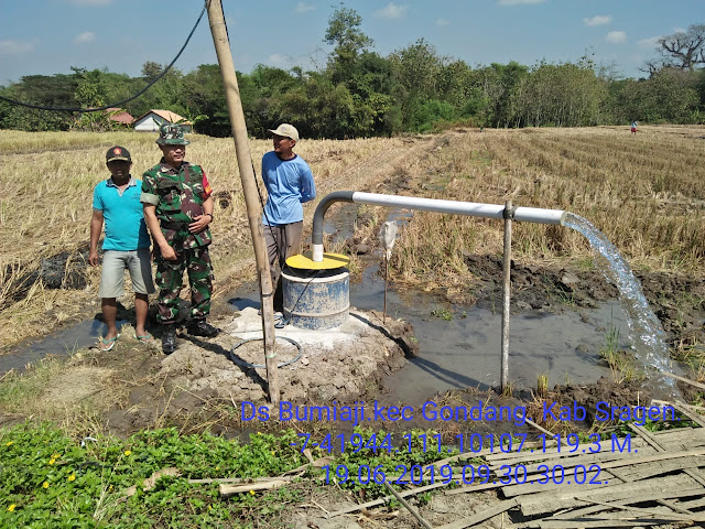 Begini Pesan Babinsa Saat Monitoring Pengairan Sawah Petani