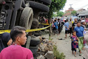 Truk Roda 6 Terguling, 2 Rumah Warga Diseruduk