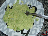 Aguacate escachado con un tenedor