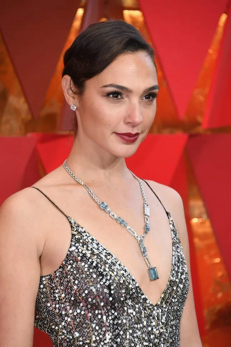 Super Wonder Woman Gal Gadot Sexy Top Pictures