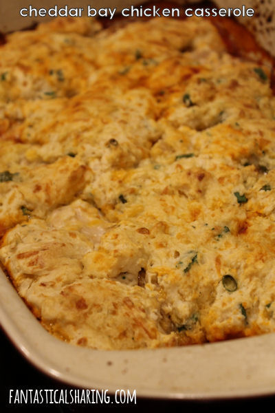 Cheddar Bay Chicken Casserole // This casserole has chicken and marinara and topped with Red Lobster biscuits - so delicious! #recipe #chicken #casserole #biscuit #cheddarbay