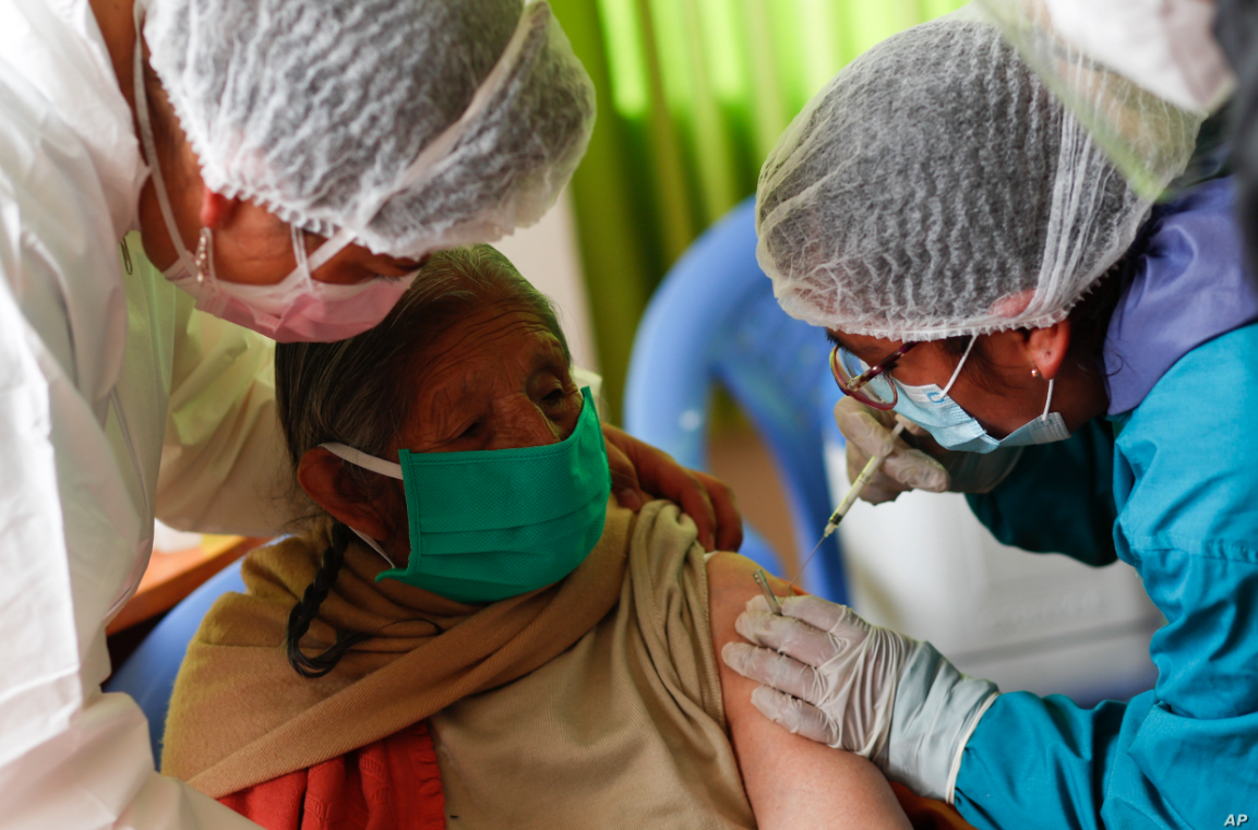 Una mujer recibe una inyección de la vacuna Sinopharm COVID-19 en el hogar de ancianos de San Ramón durante el inicio de la vacunación para personas mayores de 80 años en La Paz, Bolivia, el lunes 5 de abril de 2021 / AP