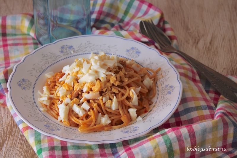 Espaguetis con carne y huevo