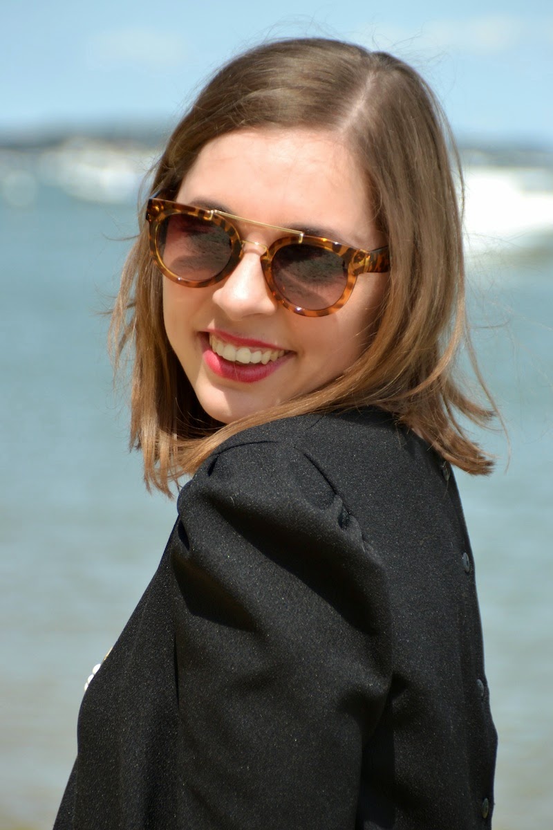 blouse peplum noire pretty wire, short en jean, collier Bôme et l'usine à lunette 