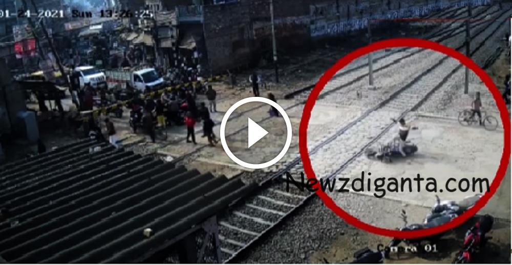 மயிரிழையில் தப்பிய இளைஞர் – சுக்கு நூறான பைக்.. CCTV காட்சி !! மயிரிழையில் தப்பிய இளைஞர் – சுக்கு நூறான பைக்.. CCTV காட்சி !!
