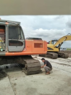 perawatan rutin pada forklift excavator buldozer dan wheelloader
