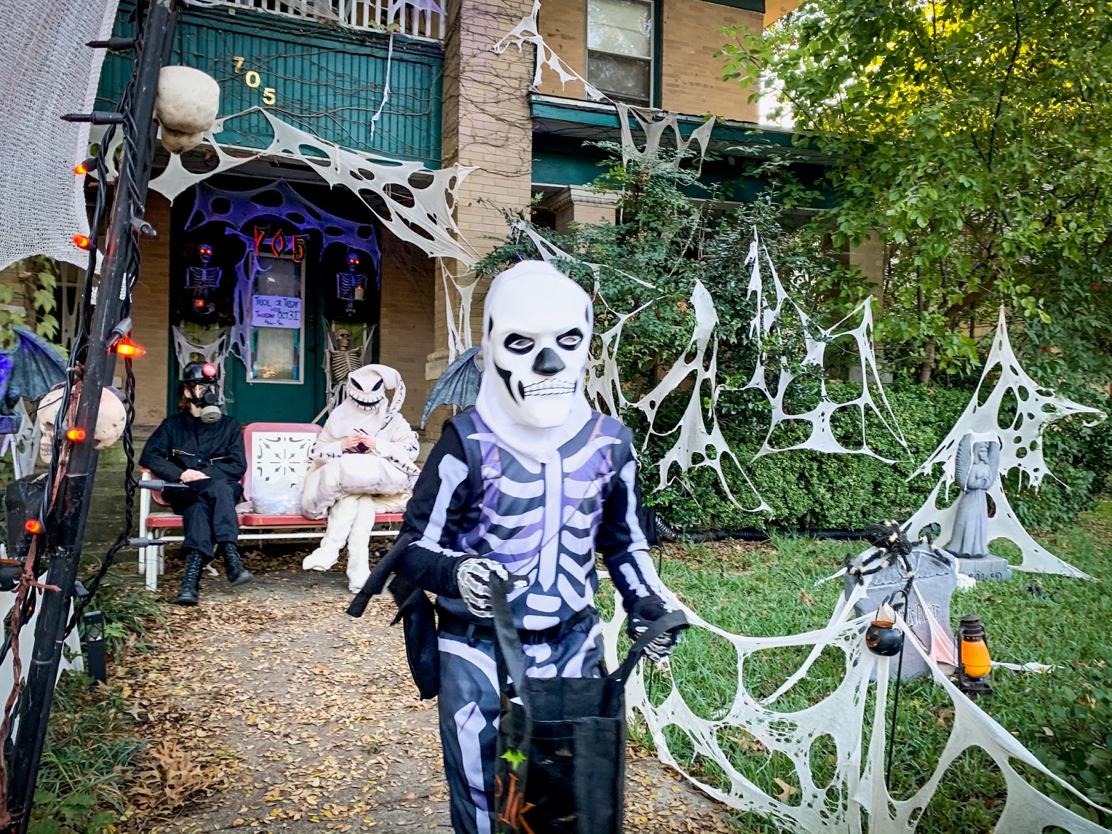 {HALLOWEEN 2019 // TRICK OR TREATING} HALL AROUND TEXAS