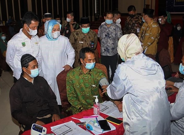Wako Batam Tinjau Vaksinasi Guru TPQ Wako Batam Tinjau Vaksinasi Guru TPQ