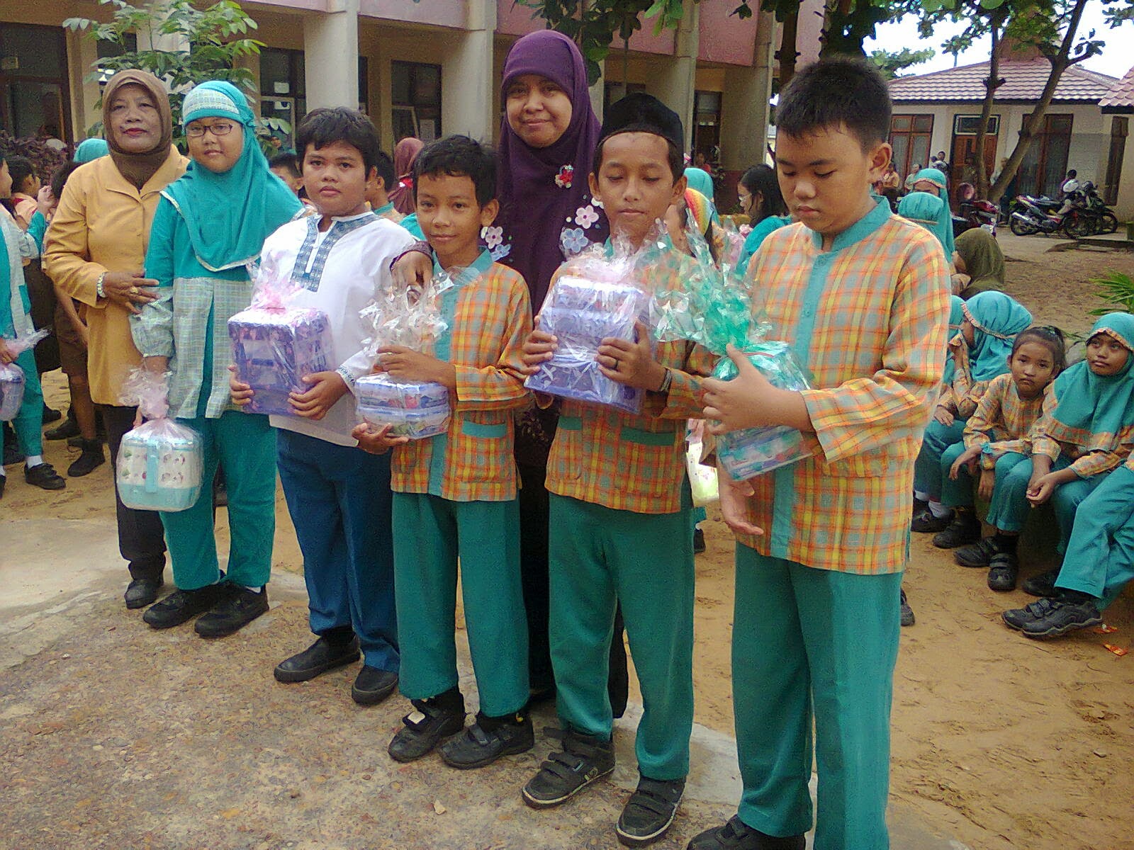 PENDIDIKAN DAN PEMBELAJARAN: Fhoto Kegiatan Pembagian Raport di SD