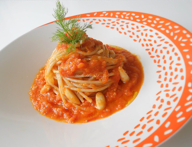 Spaghetti dietetici con sugo di verdure e mandorle