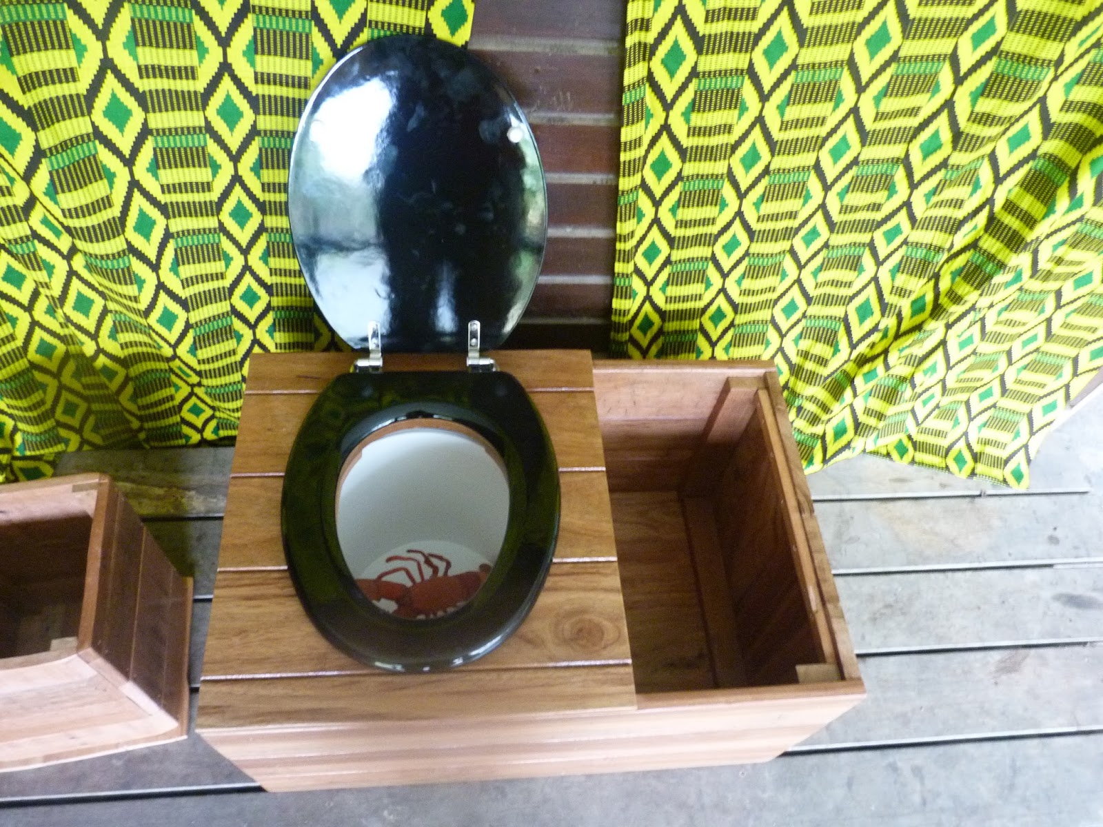 La Pince En Palette Toilettes sèches en bois de Guyane.