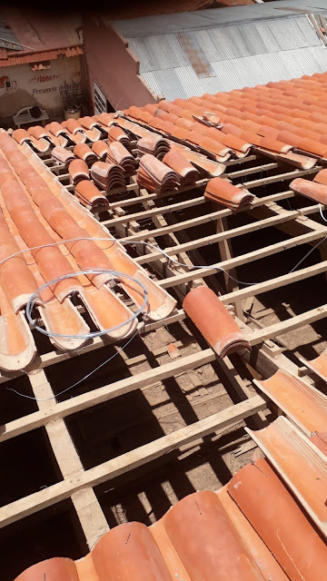 Wir führen die Reparatur des Daches der Kirche Nuestra Señora del Carmen in Villazón durch. Neu eindecken des Daches in seiner Gesamtheit mit gebogenen Keramikziegeln unter Verwendung von alten und neuen Ziegeln, Sicherung mit verzinktem Draht, um Bruch zu verhindern. Durch Beschädigung des Daches durch Wind, in der Regenzeit erleidet die Hauptkirche von Villazón Wasserschäden. Das hat teilweise schon das Innere beschädigt durch sich verschlechternde Wände und Putze.