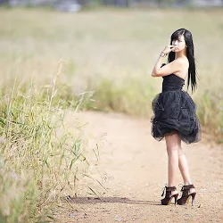 Kim Ha Yul – Black Dress Outdoor Foto 3