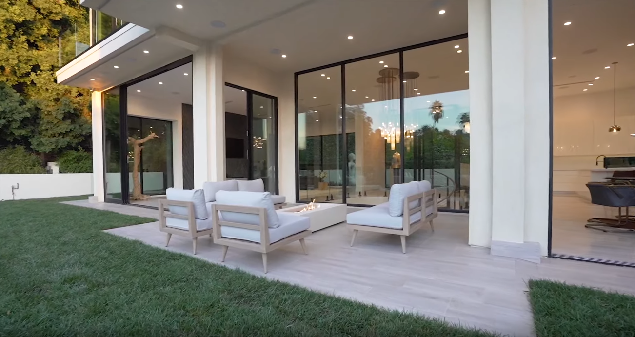 41 Photos vs. Modern Architectural Marvel in Beverly Hills, California | Sotheby's International Realty - Luxury Home & Interior Design Tour 41 Photos vs. Modern Architectural Marvel in Beverly Hills, California | Sotheby's International Realty - Luxury Home & Interior Design Tour