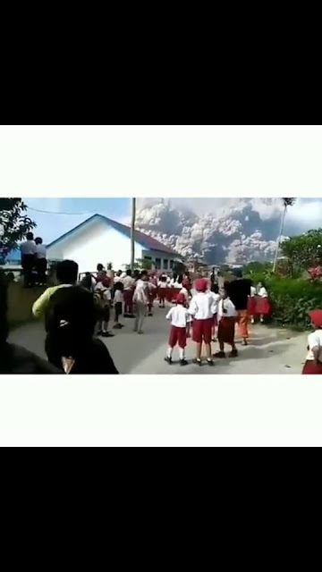 Dhasyatnya Erupsi Gunung Sinabung, Rubah Siang Jadi Gelap Masyarakat Menjerit Ketakutan Dhasyatnya Erupsi Gunung Sinabung, Rubah Siang Jadi Gelap Masyarakat Menjerit Ketakutan
