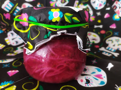 Cebolla encurtida Cebolla encurtida tiene un tono rosado. Muy fuerte