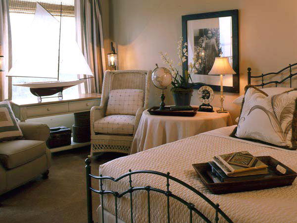 Harbor club hilton. уютная деревянная спальня. Double twin номер. тюрьма комната фото сибирь. красивый интерьер.