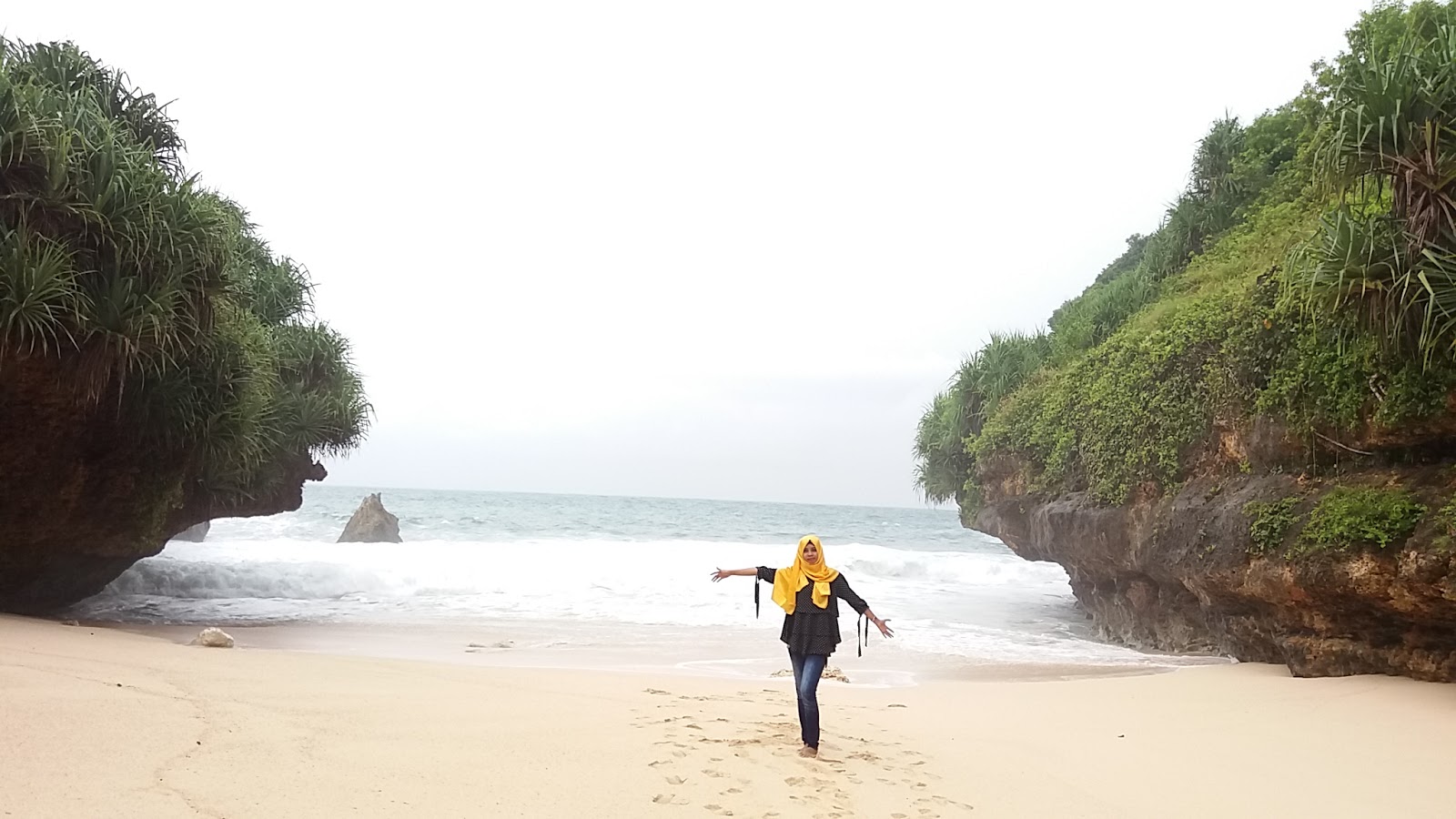 TRAVELLING IS THE WAY TO SEE A LIFE: Pantai Sadeng, Pantai Srakung