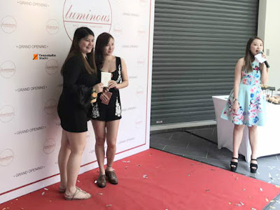 Stepheny Siew the Yesnobabe Blogger awarded with the lucky draw by the Luminous Beauty Parlour Desa Park City Plaza Arkadia