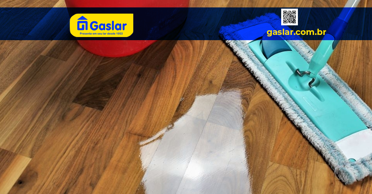 Como limpar o piso de madeira? Aprenda dicas e cuidados importantes