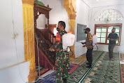 Jelang Pelaksanaan Shalat Idul Fitri, TNI POLRI Lakukan Penyemprotan Disinfektan di Masjid