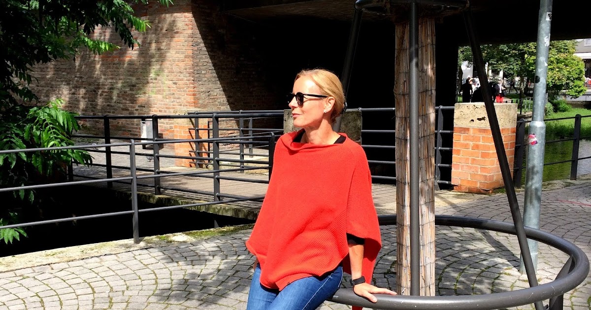 Sightseeing In Ulm Mit Einem Orangefarbenen Poncho