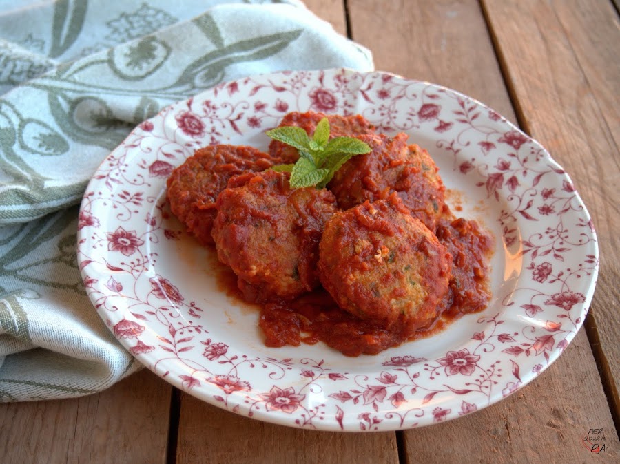 Tortitas de bacalao en salsa de tomate especiada, especialidad del chef Ottolenghi