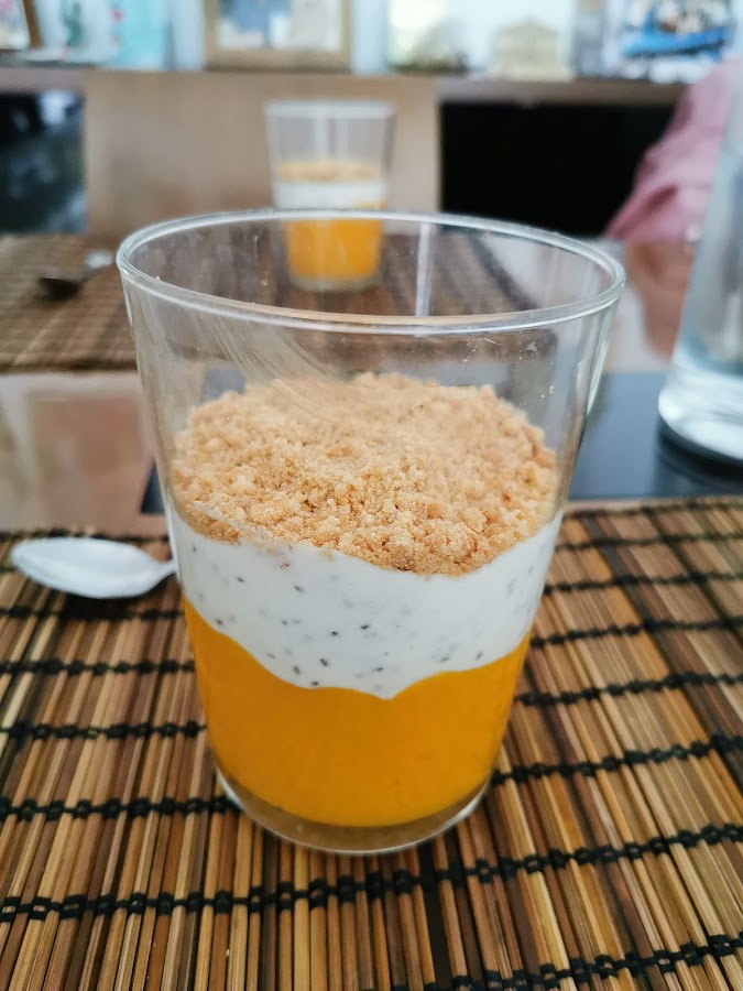 Vaso de mango con yogur y chía