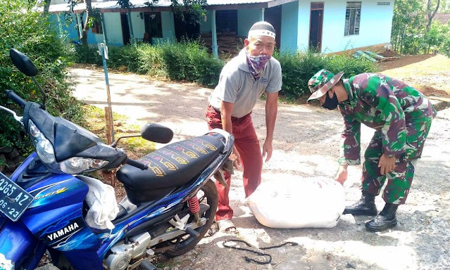 Satgas TMMD Bantu Mbah Mitro Angkat Gabah