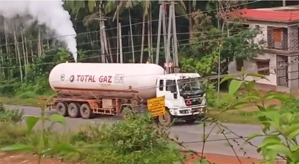Kerala, Mangalore, News, Gas-pipe-line, Fireworks, Leaked, Police, Electricity, House,Tanker Lorry leakage in Mangaluru - Bengaluru Highway