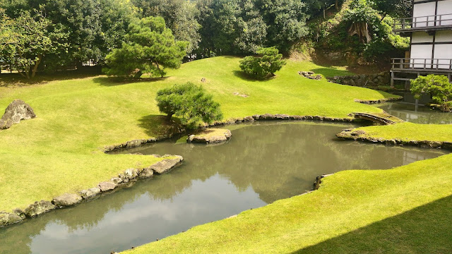 Et derrière on trouve un petit parc parfaitement entretenu