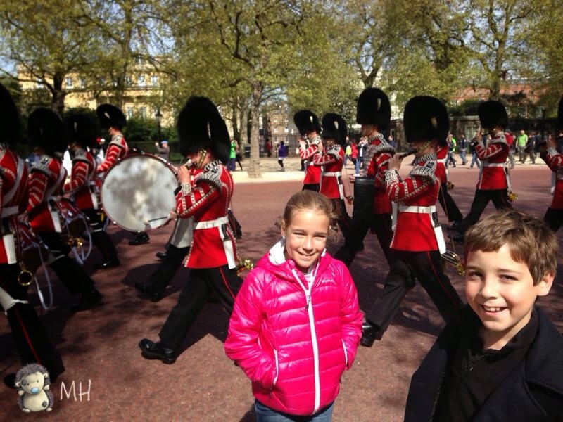 Niños en Londres con la guardia real