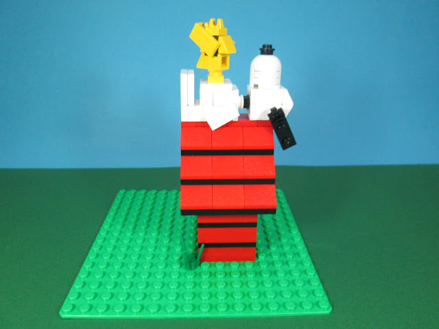 MOC LEGO Snoopy & Woodstock e a sua casota