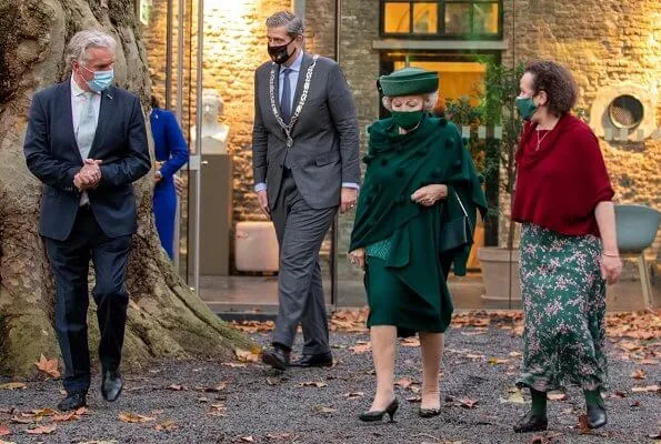 Princess Beatrix has been patron of the Tree Foundation since 1992. Princess wore a green jacket a skirt suit. Diamond tree brooch and necklace