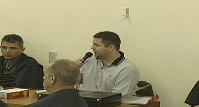 Sérgio Rolim em julgamento pela participação nas mortes de vítimas do grupo criminoso. Foto: Reprodução/TV Verdes Mares