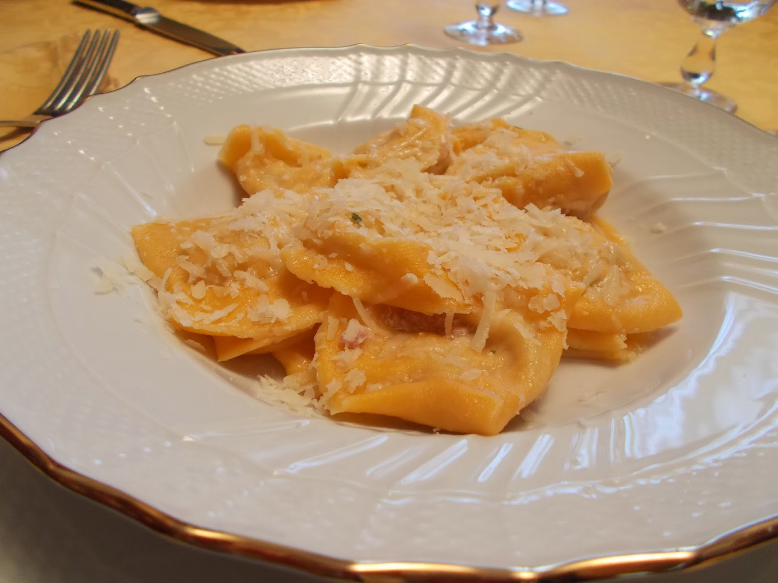 ravioli rossi con ricotta e salsiccia.