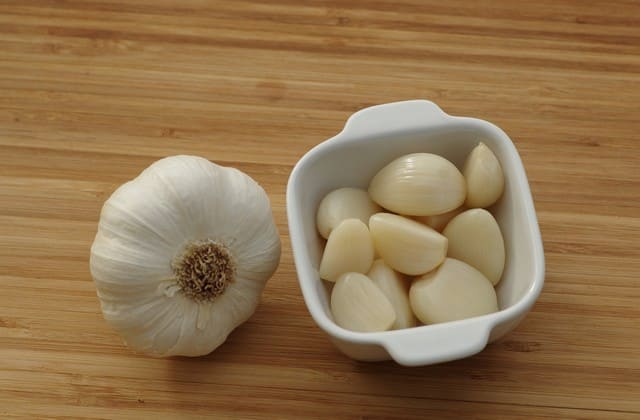 bawang putih sebagai cara mengatasi rambut rontok secara alami