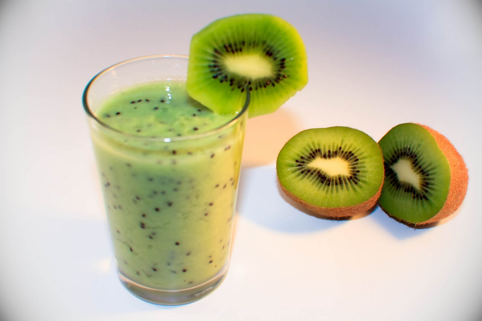 Milkshake cu banane si kiwi ~ Delicii vegetariene