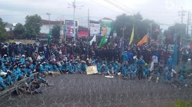 Demo Tolak Omnibus Law di Jember Diwarnai Ledakan, Mahasiswa: Revolusi…!