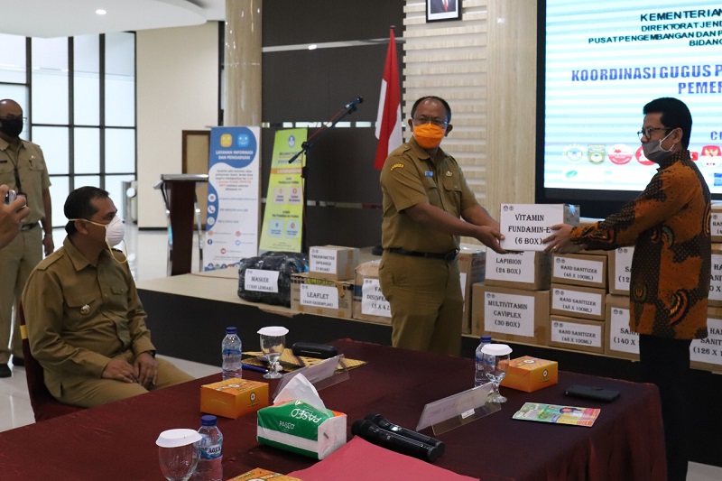 P4TK BMTI MEMBERIKAN BANTUAN MASKER DAN HAND HAND SANITIZER BAGI MASYARAKAT CIMAHI