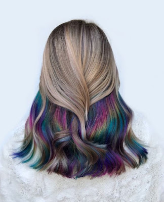 Destaques de cores "escondidas" nos cabelos podem ser usados por qualquer pessoa!