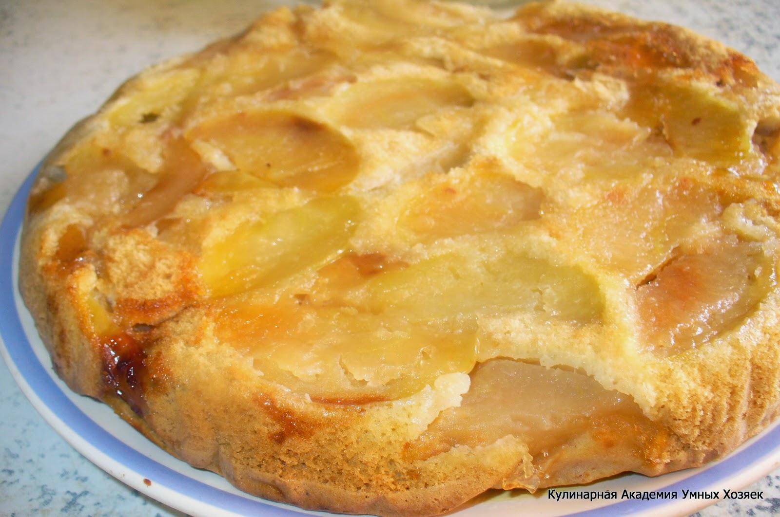 Шарлотка с карамелизированными яблоками