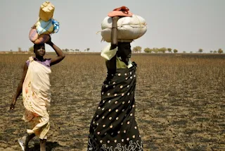 South Sudan women on the road from Bentiu to Yida