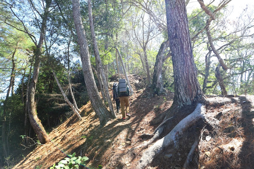 由拉夫朗山西北峰前往加年端山的山徑