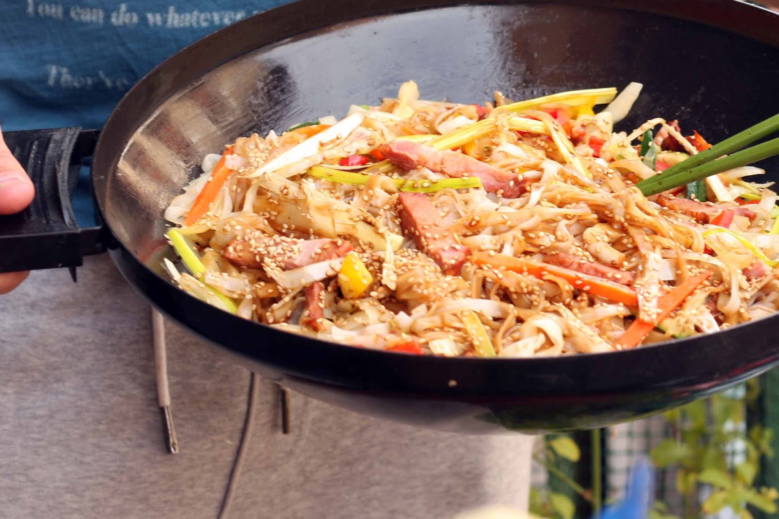 WOK DE VERDURAS Y PALETA ASADA CON FIDEOS DE ARROZ BY IGLOO COOKING
