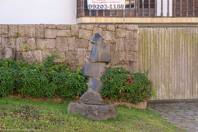 Escultura na frente de uma casa na Rua Gabriela Mistral
