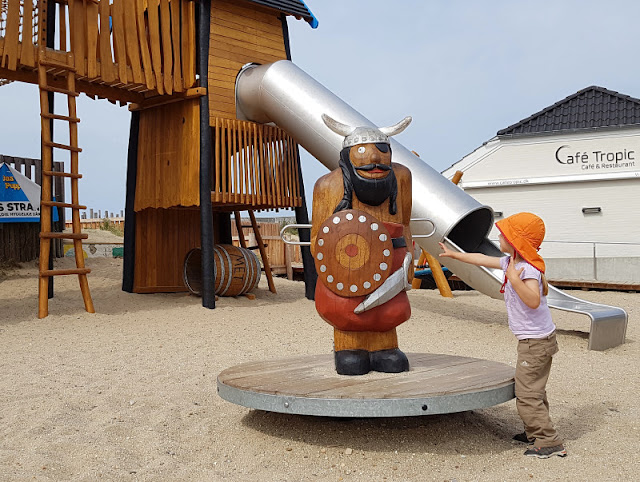 Vejers: Aktivitäten und Tipps für einen gelungenen Familienurlaub. Der Abenteuer-Spielplatz greift die Wikinger-Thematik auf.