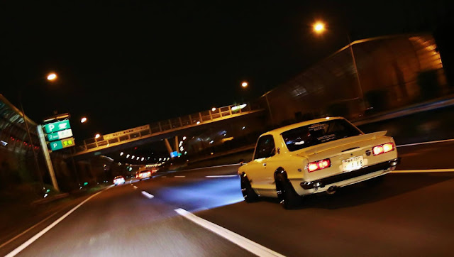 Nissan Skyline GT-R Hakosuka KPGC10, samochody nocą, kultowe, klasyczne, auta z duszą, japońska motoryzacja