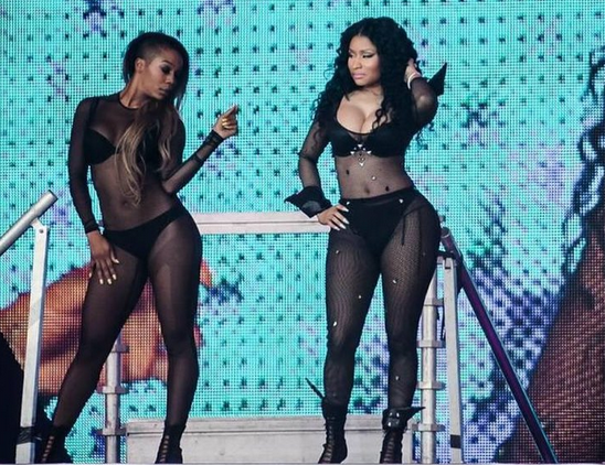 548px x 422px - Nicki Minaj boobs pops out on stage (See Photos) - TheInfoNG